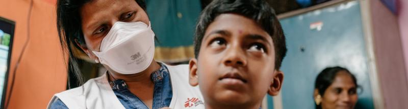 Parchi, enfermera de MSF, realiza un examen físico, a Vedant, hermando de Vaishnavi, una paciente de tuberculosis resistente a los medicamentos de Thane, en Mumbai, India.
