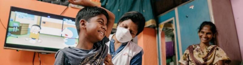Prachi, MSF nurse examines Vaishnavi's brother