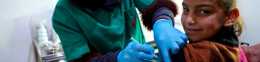 Una enfermera de MSF pone las vacunas de rutina a una niña. Wadi Khaled, Líbano, 2022.