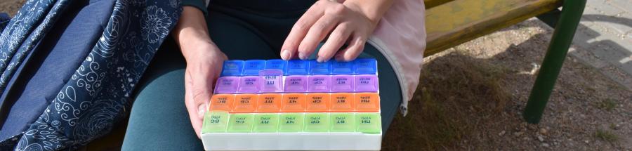 María tiene que tomar varias pastillas al día para luchar contra la tuberculosis multirresistente.