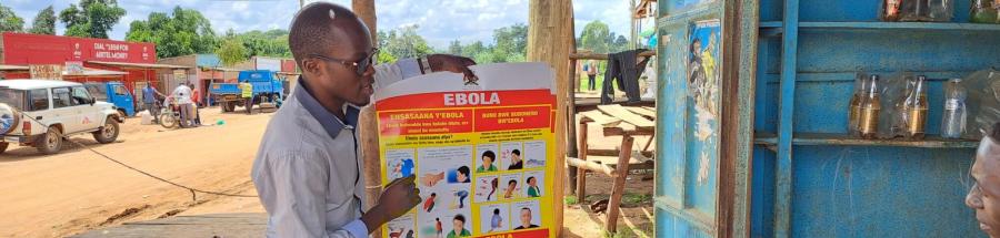 Nuestros promotores de salud explican a la comunidad cómo se contagia el Ébola y también cómo no se contagia, así como qué tienen que hacer si notan síntomas. Uganda, 2022.