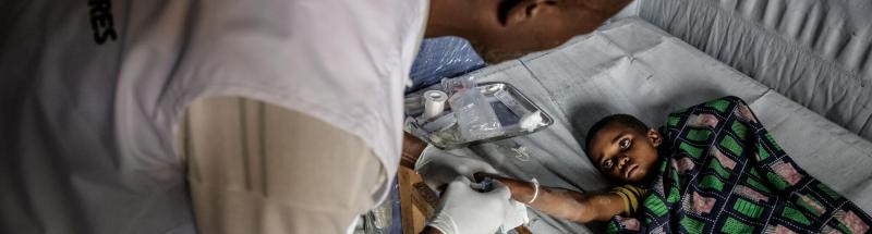 Zawadi, de 8 años, recibe tratamiento por sospecha de cólera en el centro de salud de Kanyaruchinya.