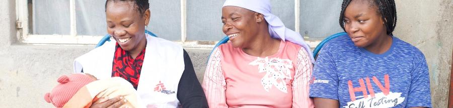 La trabajadora social de MSF, Relative Chitungo, dio la bienvenida a Marvellous, a la derecha, el primer día que acudió a la clínica Edith de MSF en busca de ayuda con su embarazo en Mbare, Zimbabue.