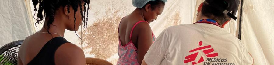 La doctora Priscila Acevedo, médica de MSF, cuida de una madre que dió a luz tras cruzar el Darién.