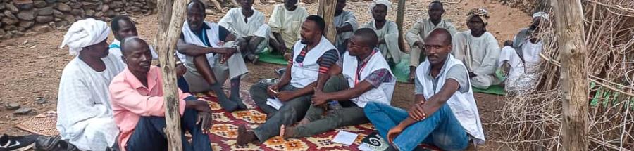 Nkemju Rosevelt y su equipo se reúnen con los ancianos y líderes en un pueblo en Jebel Marra