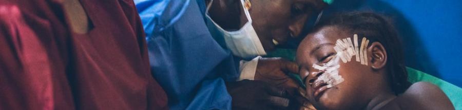 Aisha, superviviente de noma de seis años, con su madre Hauwa en quirófano del hospital de noma de Sokoto, tras la operación.