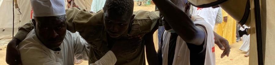 Afluencia de personas sudanesas heridas en el hospital de Adre, Chad.