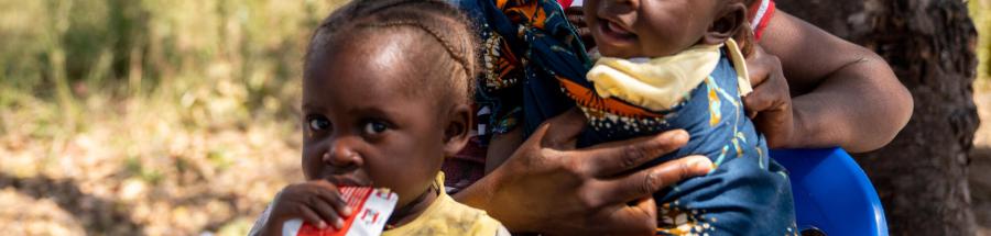 Domingas Luciana y sus dos hijas, Florença Lucinda (izquierda) y Felipa Massangua (derecha), visitan a menudo la clínica móvil de MSF en la comunidad de Camassissa, en la provincia de Huila, Angola.