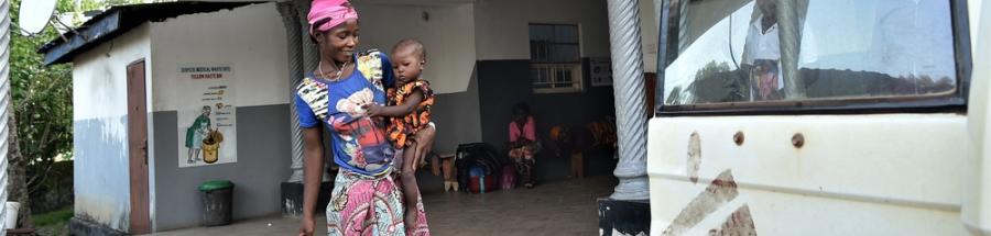 Una mujer y su bebé salen de la unidad de maternidad del hospital público de Magburaka, en el distrito de Tonkolili, en la provincia septentrional de Sierra Leona.