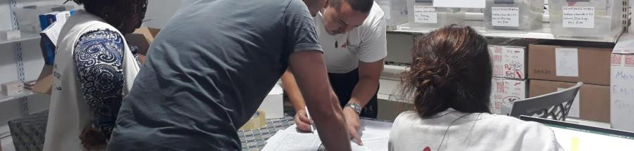 Personal de MSF prepara una donación de material médico en Gaza el 8 de octubre de 2023