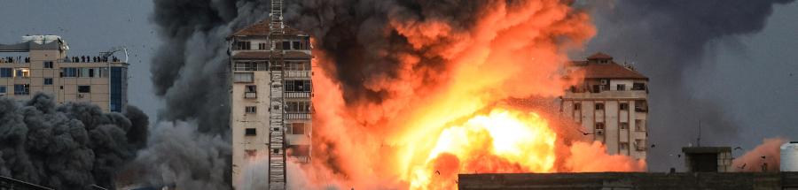 Edificio de la Torre Palestina, en Gaza, alcanzado por un ataque aéreo israelí
