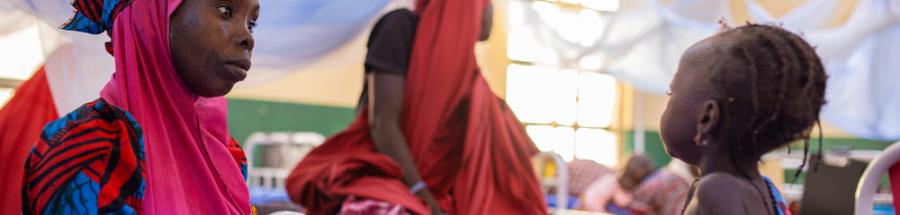 Aisha trajo a su hija enferma de malaria desde Bukkuyum, a 60 km del hospital pediátrico de MSF en Gummi. 