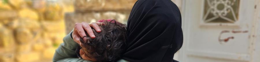 Una mujer palestina sostiene a su hija en brazos en Hebrón, Territorios Palestinos Ocupados.