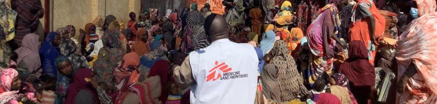 Madres con sus hijos esperando en la clínica de MSF en el campo de Zamzam