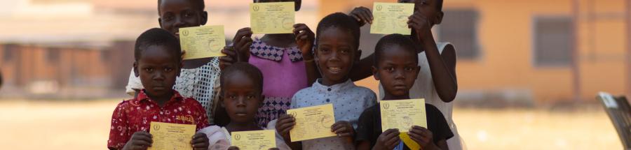 Niñas y niños con su cartilla de vacunación de fiebre amarilla. Sudán del Sur