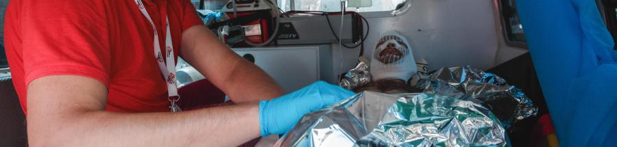 Un paciente con quemaduras severas en una ambulancia de MSF