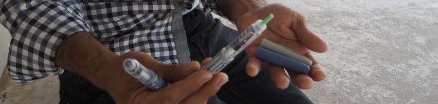 Anis con sus bolígrafos de insulina.