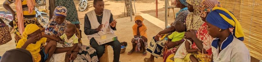 Sesión de sensibilización para refugiados burkineses en el centro de salud de Koro