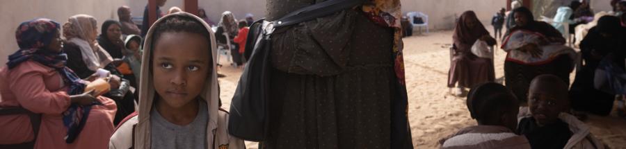 Una mujer y su hijo están esperando en uno de los centros de salud en los que MSF proporciona cuidados en la ciudad de Zuwara, Libia.