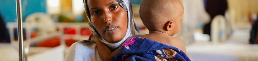 Suado Hassan Mohamed, de 22 años, sostiene a su hijo de 11 meses, Abdirahman Abdilatif, en la sala de pediatría del Hospital Regional de Bay.
