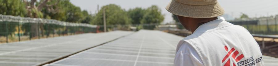 Un trabajador de MSF inspecciona los paneles solares instalados en el hospital de Zumi, en el norte de Nigeria.