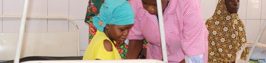 Una comadrona del Ministerio de Salud ayuda a una madre primeriza a amamantar a su bebé. Mouhoun, Burkina Faso.