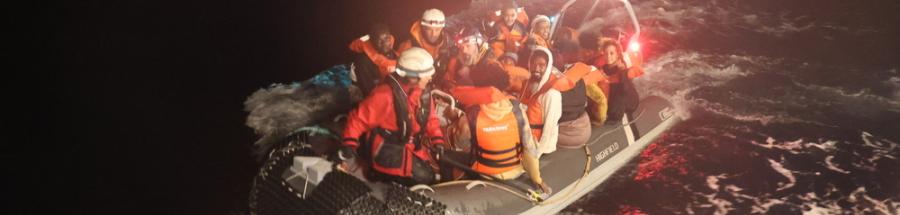 En la tarde del 16 de noviembre de 2025, el equipo de MSF a bordo del Oyvon rescató a un grupo de 27 personas que se encontraban en peligro en una embarcación neumática. A la mañana siguiente, todas ellas desembarcaron sanas y salvas en Lampedusa.