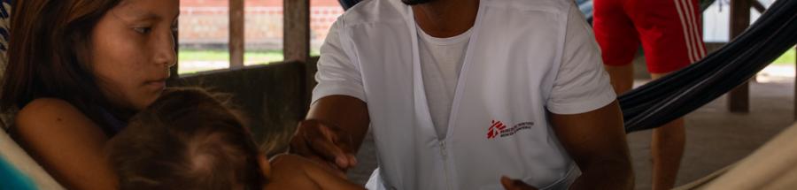 Reydanner Blez, promotor sanitario de MSF, realiza una visita de seguimiento sanitario en una maloca (gran vivienda comunitaria).