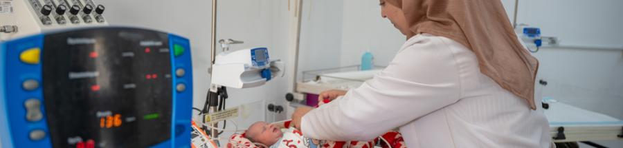 Una enfermera atiende a un recién nacido en la unidad de cuidados neonatales apoyada por MSF en el Hospital Nacional de Nawa, en la provincia de Daraa.