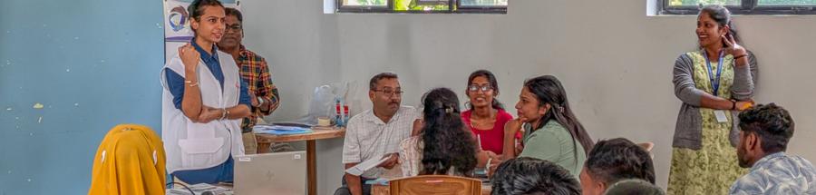 Thiviya Kandiah, responsable de la actividad de salud mental de MSF, imparte una sesión con voluntarios locales en Badulla, en el distrito de Badulla, provincia de Uva, Sri Lanka.