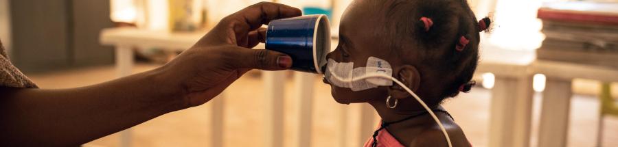 Niña ingresada por desnutrición en Adré, Chad.