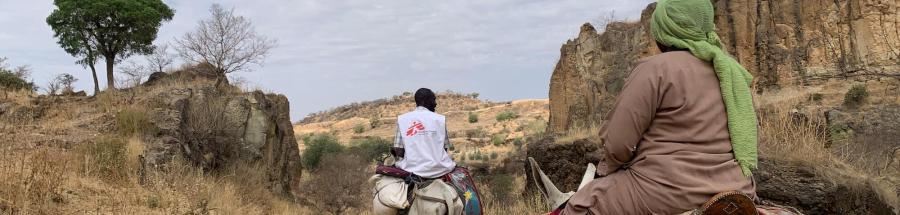Equipo de MSF de camino a la aldea de Dilli para entregar material sanitario. Montañas de Yebel Marra, región de Darfur. Sudán