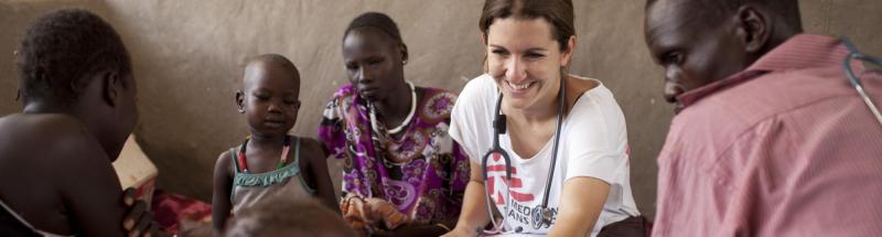 La enfermera Josie Gilday atiende a los pacientes durante las rondas en el centro de nutrición terapéutica de MSF en Lankien, Sudán del Sur.