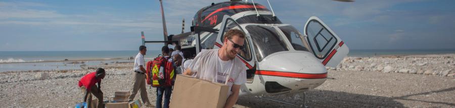 Christian, miembro de MSF, lleva materiales para las clínicas móviles y el hospital en Port-au-Piment del helicóptero que llegó desde Puerto Príncipe. Respuesta tras el paso del huracán Matthew, Haití, noviembre de 2016.