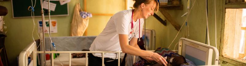  La doctora Valerie Weiss examina a un joven paciente que sufre de meningitis en el ala pediátrica del hospital de Anka. Zamfara, Nigeria.