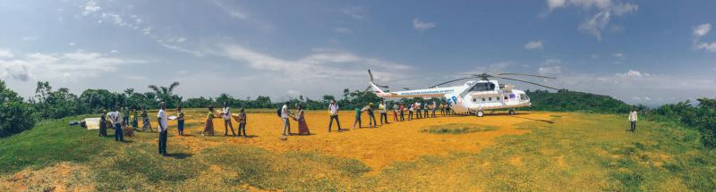 Cadena humana para descargar el helicóptero en Kigulube, RDC.