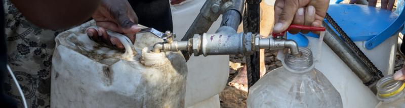 Punto de distribución de agua en el campamento de Vathy.