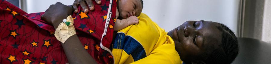 Hermina y su bebé en el hospital de Batangafo, RCA.