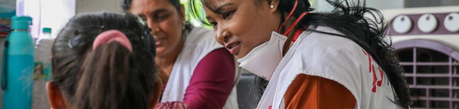Consejeras hablan con niña con VIH en el centro atención avanzada de MSF enBihar, India.