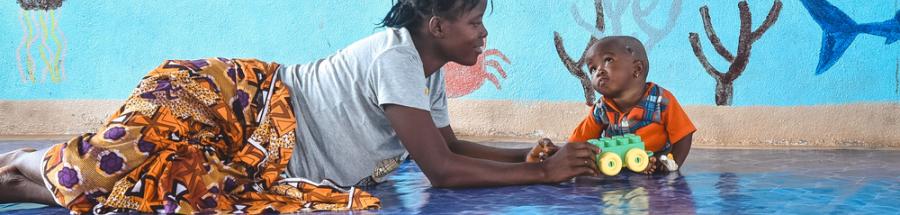 Watta Sheriff y su bebé de 7 meses, Sao Sheriff, juegan con juguetes durante una sesión de terapia lúdica en el Hospital Público de Maternidad e Infancia de Hangha, en el distrito de Kenema (Sierra Leona), que cuenta con el apoyo de Médicos Sin Fronteras.