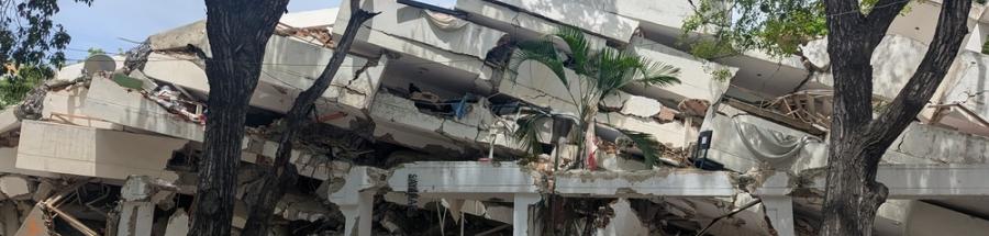 En Carballeda cientos de edificios quedaron dañados o reducidos a escombros tras los terremotos, dejando a miles de familias sin hogar.