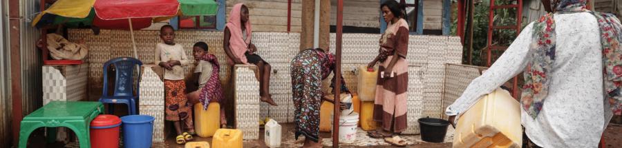 Punto de cloración de agua que proporciona agua potable y ayuda a prevenir el cólera. Kivu Sur, RDC.