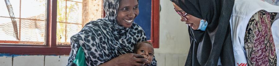 Bakhita H., de 32 años, fue derivada al Hospital Universitario de Nyala junto con su hijo Abdelrahim, de 19 meses. Abdelrahim padece desnutrición y está recibiendo tratamiento en el hospital.