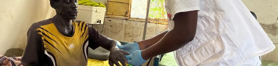 El Dr. Noble Nma examina a Nyok Awuol, de 51 años, que ha sufrido una mordedura de serpiente. Awuol pudo acudir rápidamente al Hospital del Condado de Baliet, donde recibió, entre otras cosas, una dosis de antídoto. Sin embargo, en todo Sudán del Sur hay escasez de este producto.