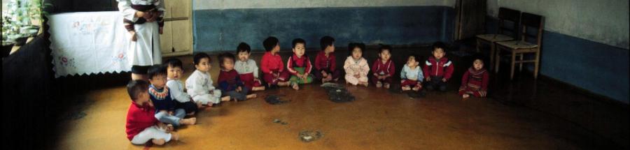 Una enfermera atiende a niños y niñas pequeños en un orfanato. Pyongyang.