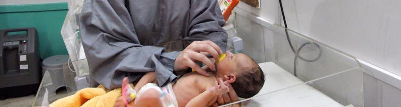 Matrona atendiendo a niño