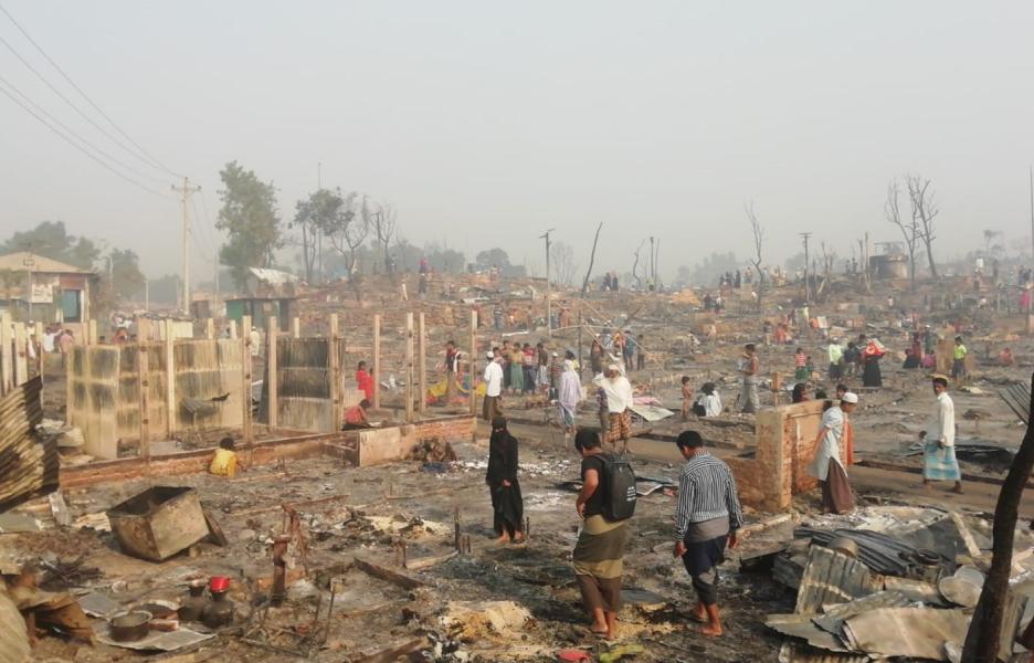 Supervivientes del incendio observan sus casas y pertenencias destruidas en el área del campamento 9, una de las más afectadas por el fuego Supervivientes del incendio observan sus casas y pertenencias destruidas en el área del campamento 9, una de las más afectadas por el fuego