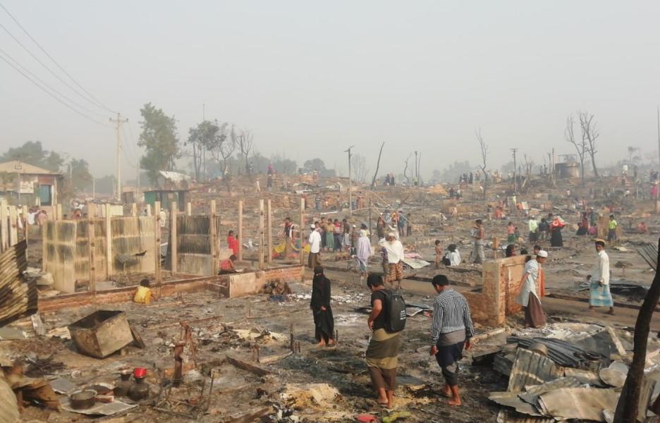 Supervivientes del incendio observan sus casas y pertenencias destruidas en el área del campamento 9, una de las más afectadas por el fuego