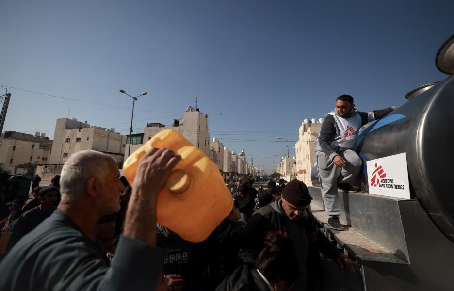 Youssef Al-Khishawi, agente de agua y saneamiento de MSF, supervisa la distribución de agua para personas desplazadas en la ciudad del barrio saudí de Rafah, en el sur de Gaza.