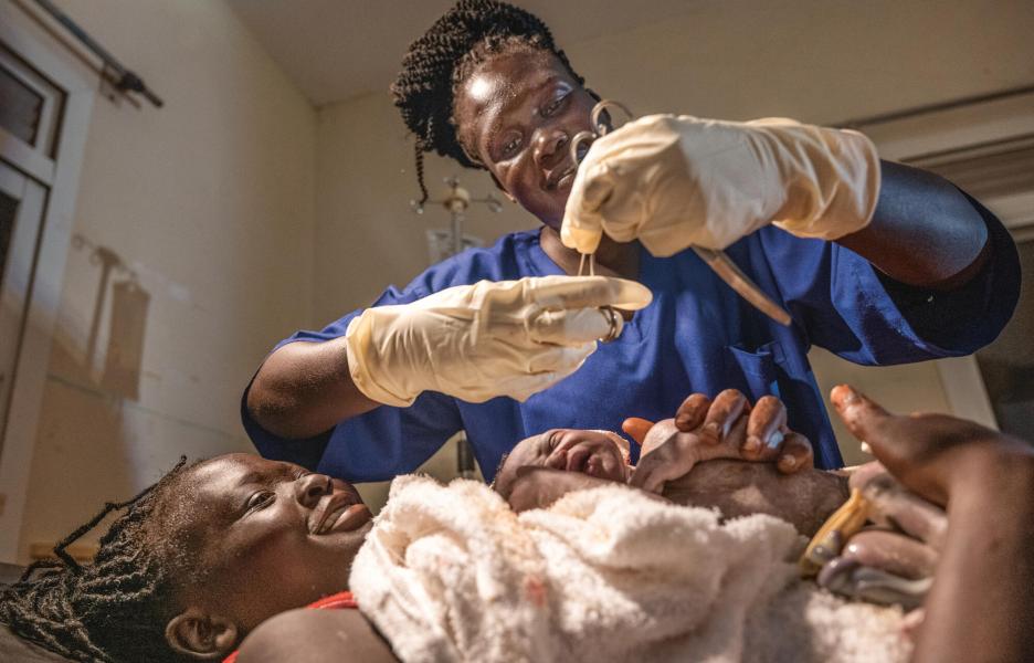 La comadrona Martha Abuk Jacob en nuestra maternidad de Aweil.